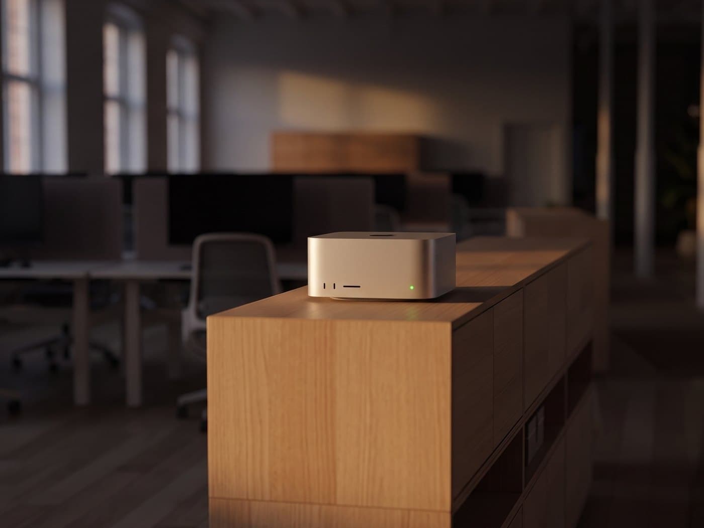 La Boîte seule sur son meuble en fin de journée, sa diode verte allumée, les bureaux vides derrière.
